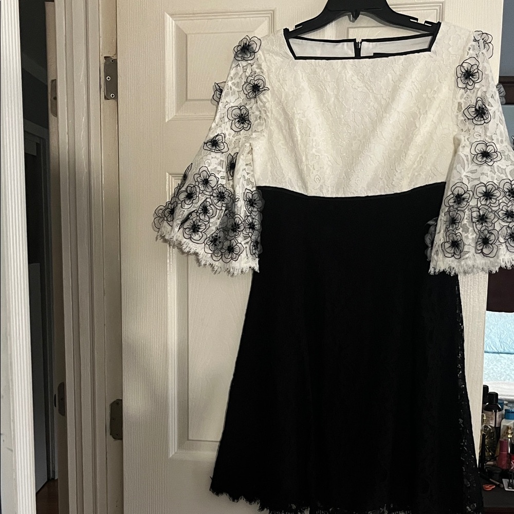 SHAN Black and White Floral Long Sleeve Dress